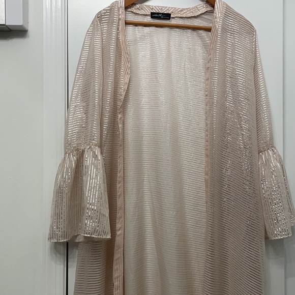 On twelfth long light robe - Picture 2 of 4